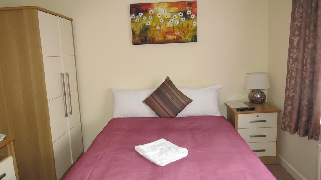 Montrose Guest House Ромфорд Экстерьер фото