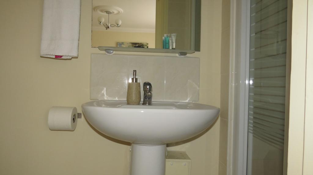 Montrose Guest House Ромфорд Экстерьер фото