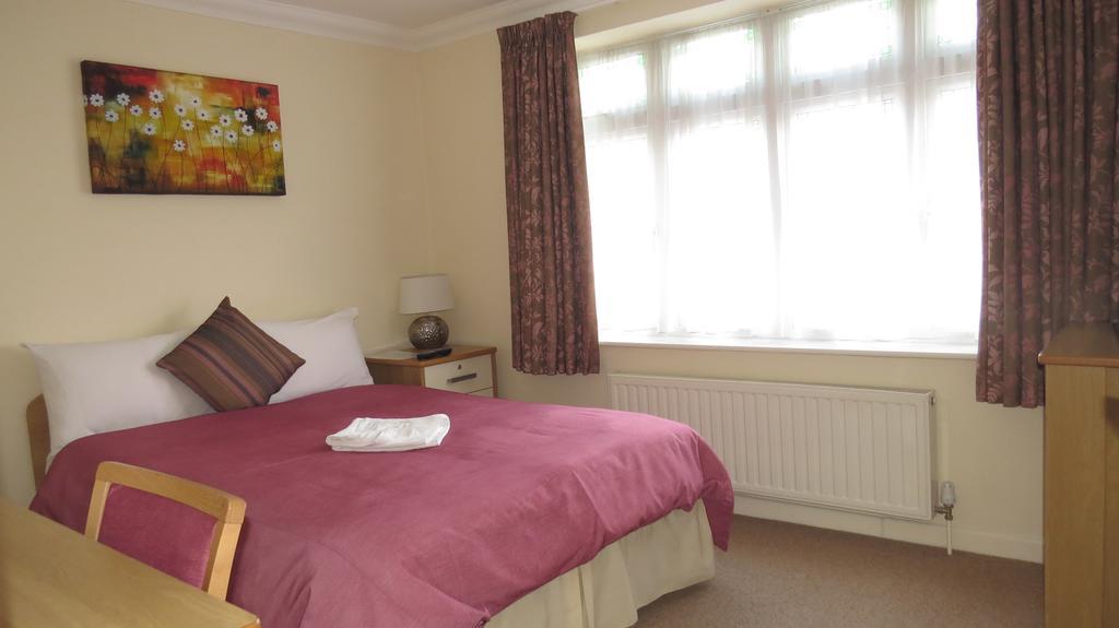 Montrose Guest House Ромфорд Экстерьер фото