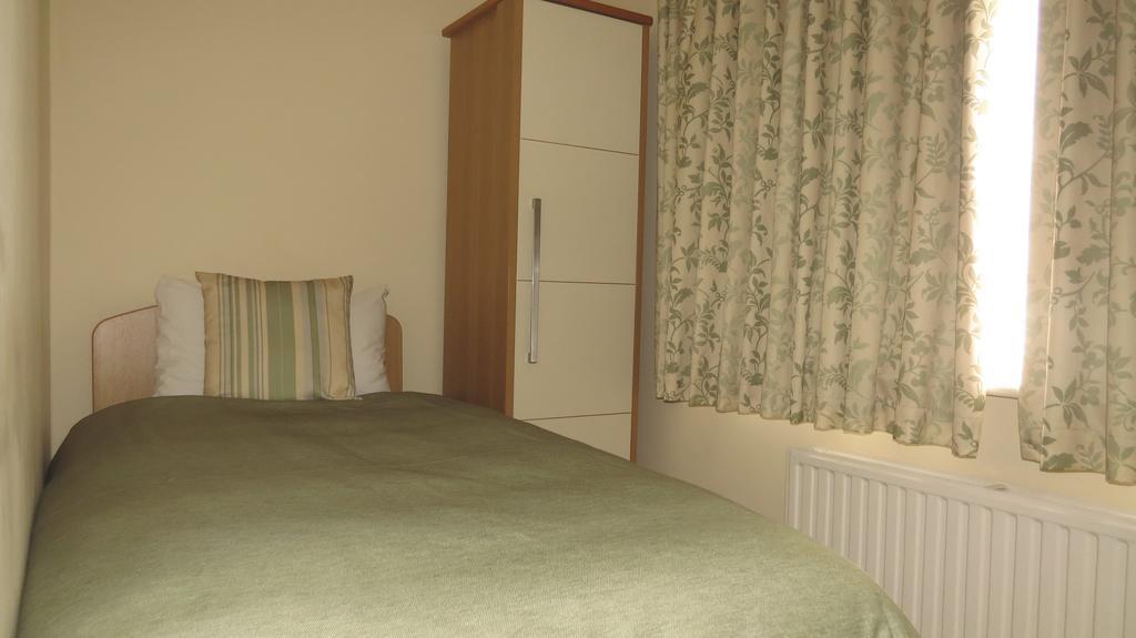 Montrose Guest House Ромфорд Экстерьер фото