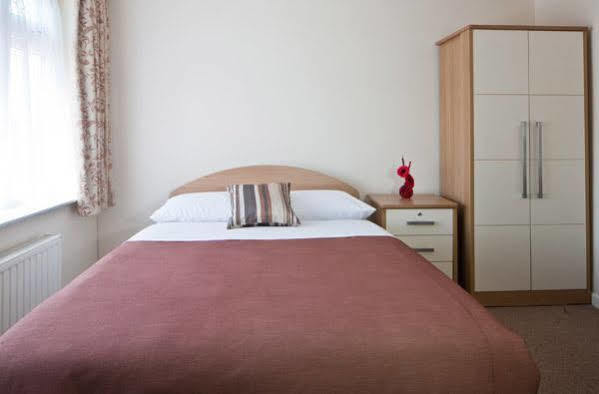 Montrose Guest House Ромфорд Экстерьер фото
